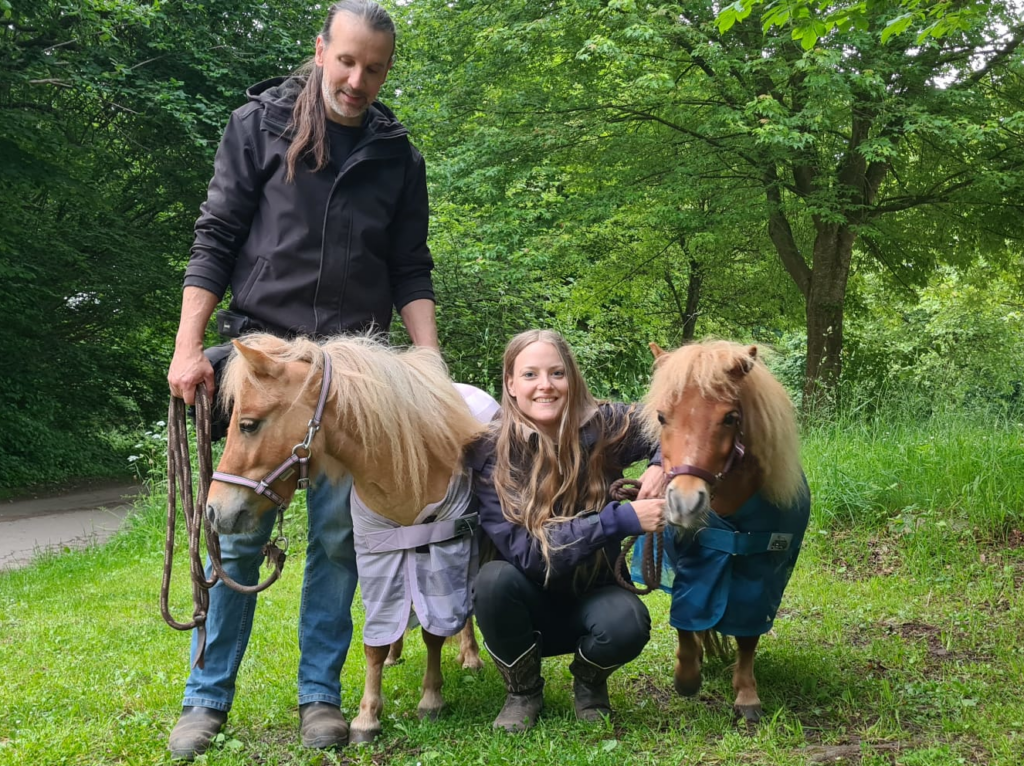 Ponie.haus 
Pferdeosteopathie, physiotherapie und Barhufbearbeitung